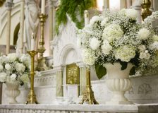 altar-arrangement-for-wedding